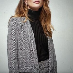 White Houe Black Market The Relaxed Blazer | Size 10P